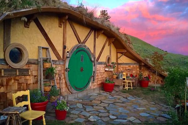 Lake Chelan airbnb Hobbit home view of the front with round door