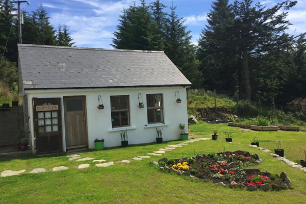 Unique Glamping Cottage in Beautiful County Kerry view o cabin with garden