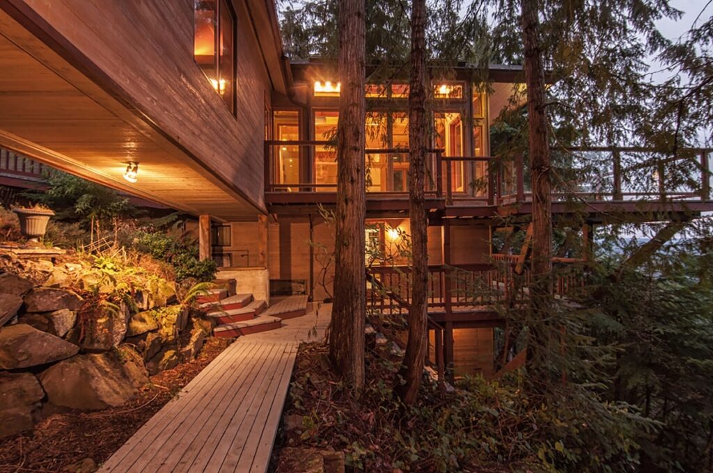 Salt Spring Island Cabin with Hot Tub Oasis in the Trees