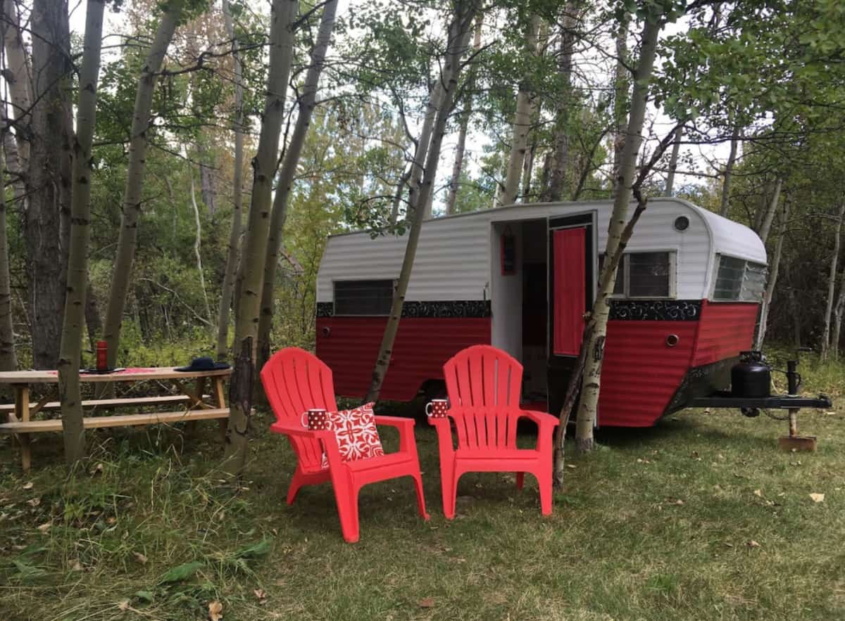 Black and red retro camper