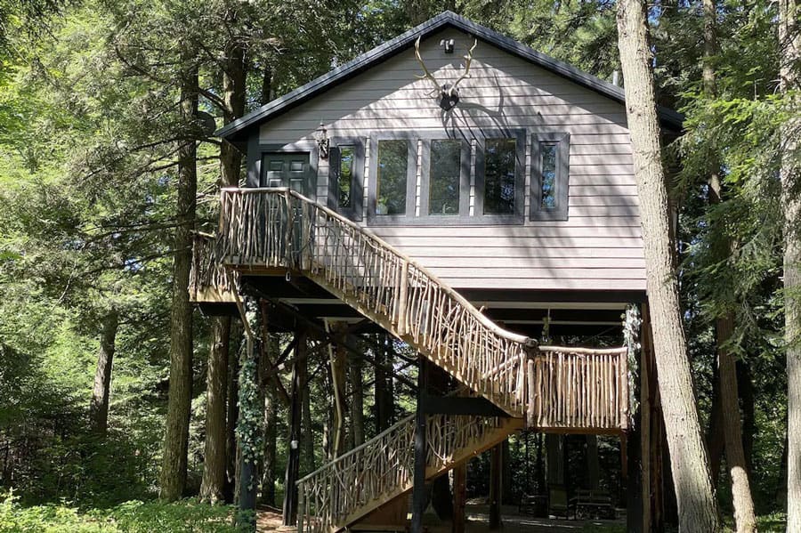 Spacious Tree House in Wisconsin
