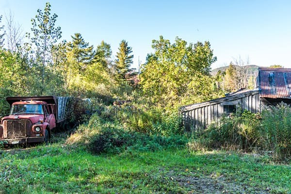 old sugarshack and truck when glamping in vermonth