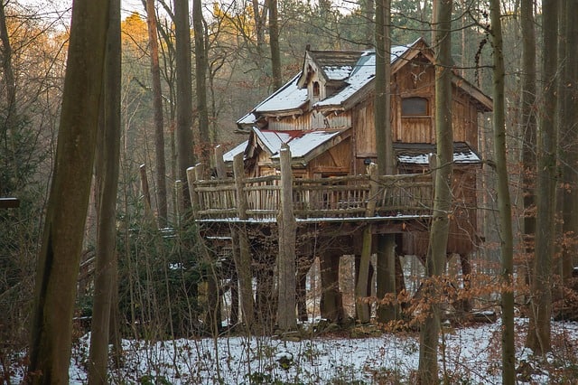 what is glamping treehouse?